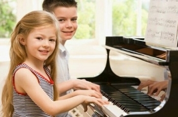 Tingkatkan Keterampilan Berbahasa Anak dengan Belajar Piano