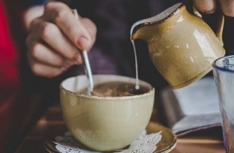 Ilustrasi susu kental manis sebagai topping atau campuran pada minuman. (Foto: Katlyn Boone/Unsplash.com)