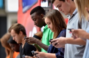 Kecanduan Gadget, Awas Diserang Penyakit Ini
