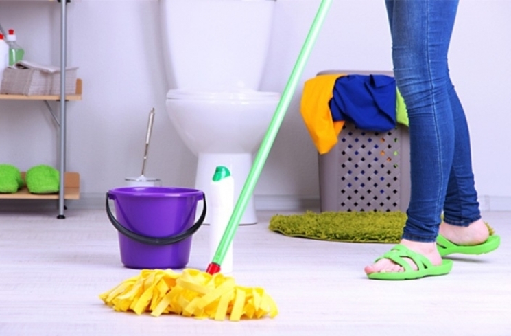 Membersihkan kamar mandi.(Shutterstock)
