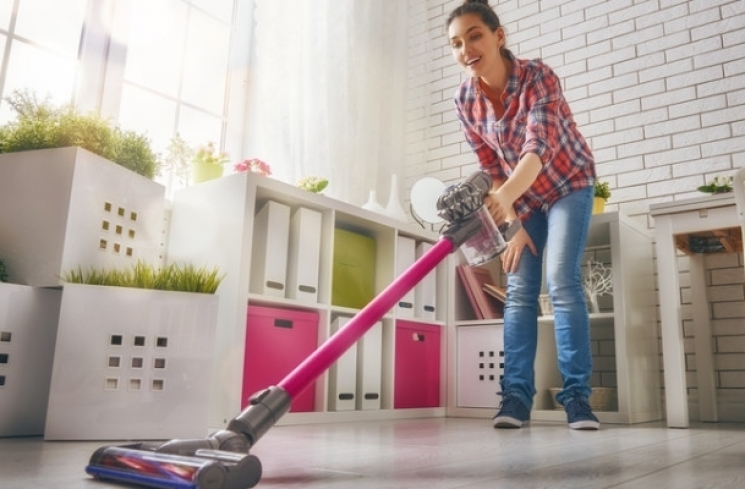 Mengepel lantai. (Shutterstock)