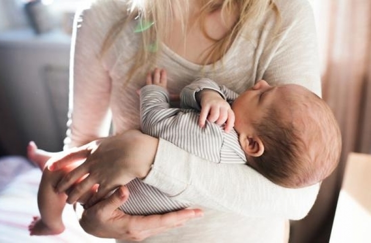 Teknik cradle hold. (Halfpoint/Shutterstock)