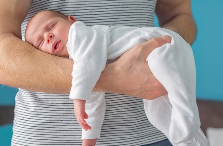 Teknik belly hold. (momjunction.com)