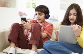 Ini Bahaya Terlalu Sering Nonton TV dan Main Gadget