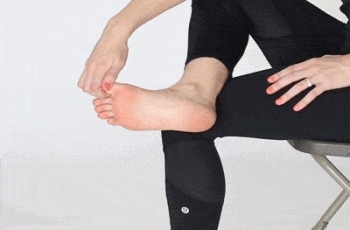 Ilustrasi big toe strecth. (medicalnewstoday)