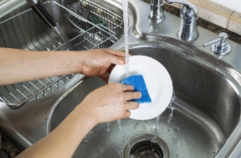 Segera Buang Spons Cuci Piring, Ini Alasannya!