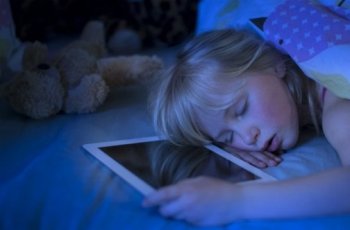 Awas! Ini Bahaya Meletakkan HP di Bawah Bantal Saat Tidur