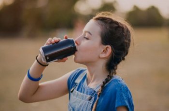 Awas! Jangan Beri Minuman Berenergi Pada Anak, Ini Bahayanya
