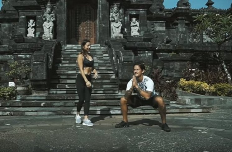 Plie squat. (Capture/youtube)