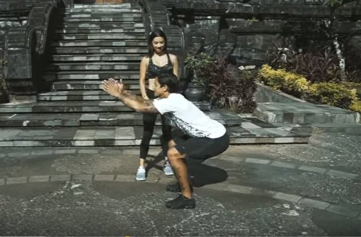 Squat. (Capture/youtube)