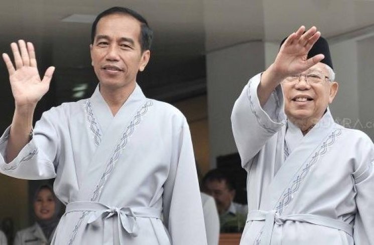 Bakal capres cawapres Pilpres 2019, Joko Widodo (Jokowi) dan Ma'ruf Amin menyapa wartawan usai pemeriksaan awal tes kesehatan di RSPAD, Jakarta, Minggu (12/8). [Suara.com/Muhaimin A Untung]