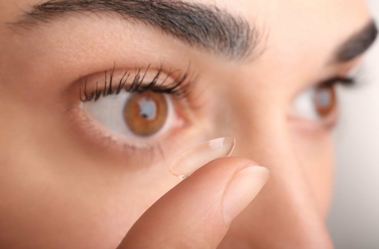 penggunaan softlens (Shutterstock)