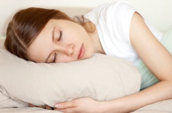 Tiga Manfaat Tidur Memeluk Guling