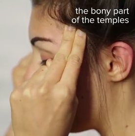 Pijat bagian pelipis. (feedytv)