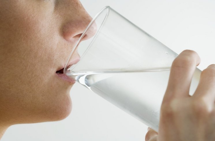 ilustrasi minum air putih (INLIFE Healthcare)