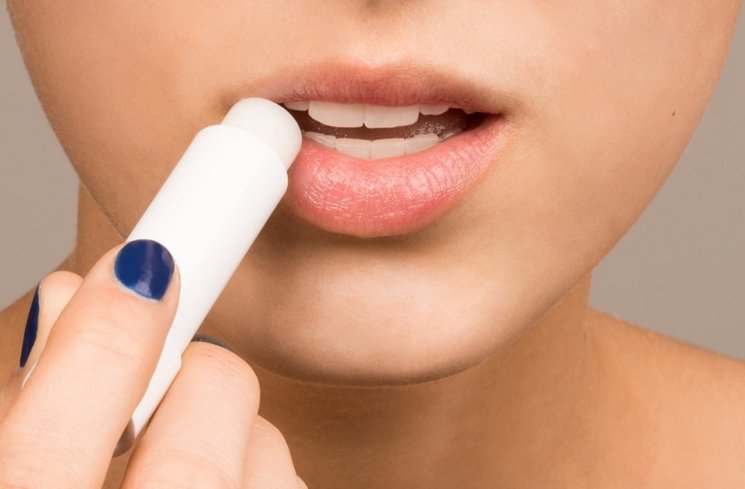 ilustrasi menggunakan lip balm (ellybeauty.vn)