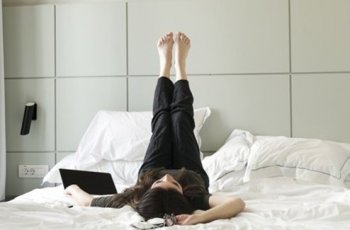Manfaat Tak Terduga Mengangkat Kaki ke Tembok
