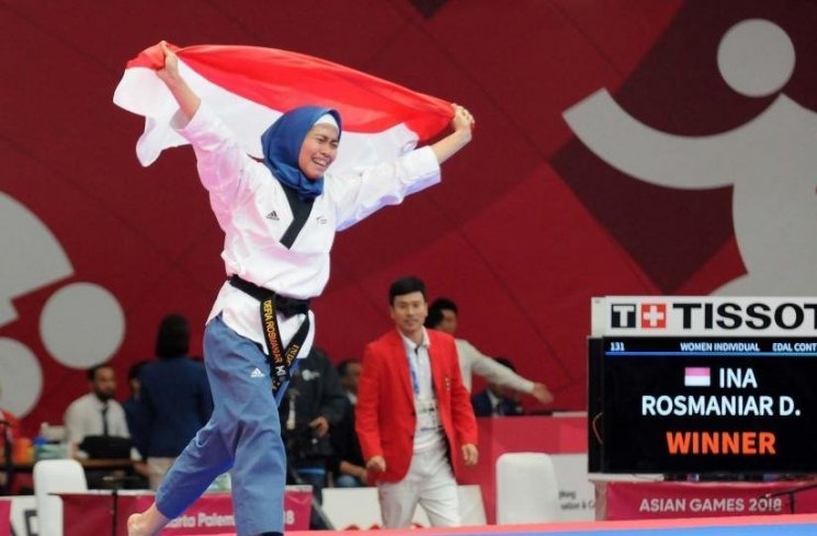 Defia Rosmaniar, sumbang medali emas pertama untuk Indonesia di cabang olahraga taekwondo. (ANTARA FOTO/INASGOC/Sunyoto)