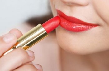 Suka Pakai Lipstik Tiap Hari? Waspada 5 Masalah Kesehatan Berikut