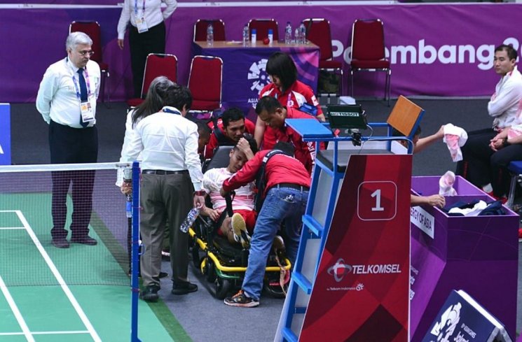 Anthony Ginting ditandu untuk mendapat perawatan (twitter @agit2530)