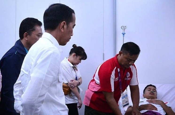 Anthony Ginting mendapatkan perawatan karena kram otot. (twitter @jokowi)