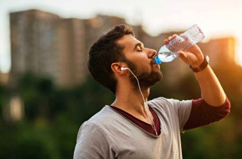 5 Bahaya Minum Sambil Berdiri, Salah Satunya Gangguan Ginjal