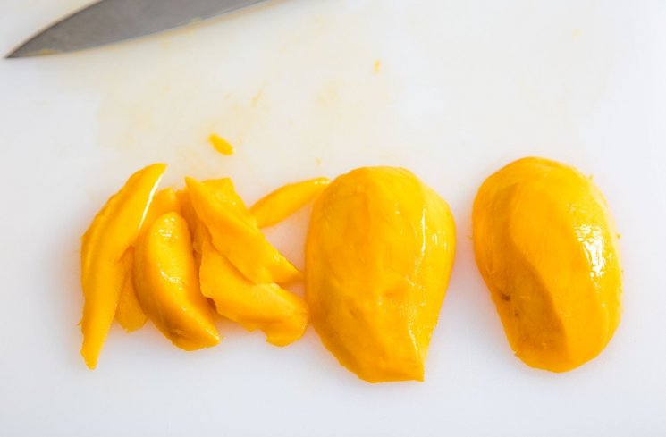 memotong buah (seriouseats)