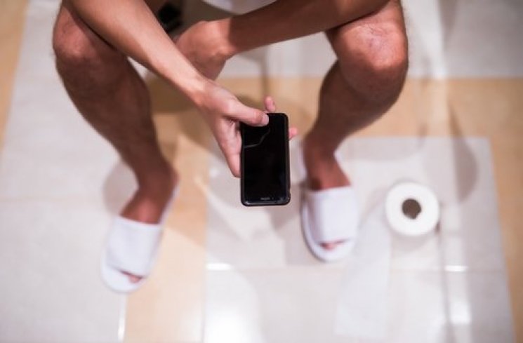 Membawa smartphone ke toilet. (shutterstock)