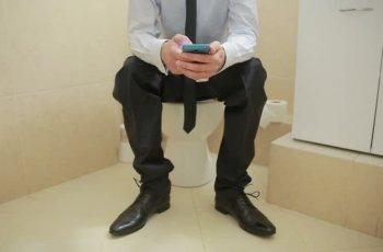 Hindari BAB Sambil Bermain Handphone