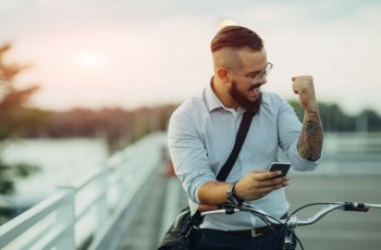 Sudah Punya Pasangan Tapi Masih Menggunakan Tinder? Ini Alasannya