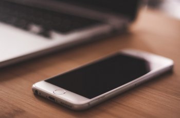 Bahaya Meletakkan Handphone di Empat Tempat Ini