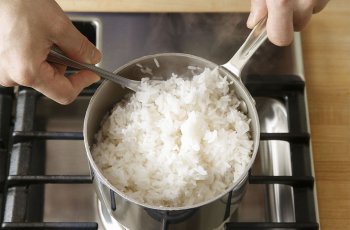 Alasan Ilmiah Kenapa Kamu Harus Mengaduk Nasi Setelah Matang