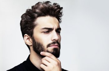 Haruskah Kita Hindari Berciuman & Mencukur Jenggot Demi Cegah Covid-19?