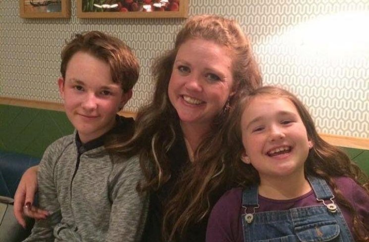 Sara Meddings bersama kedua anaknya. (thesun.co.uk)