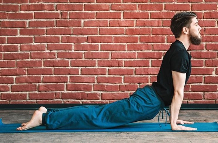 Yoga bisa tingkatkan kehidupan bercinta. (The Chopra Center)