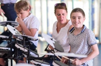 Latihan Drum Membantu Anak dengan Kondisi Autisme