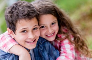 Kakak dan Adik Sering Bertengkar? Ini Cara Agar Mereka Akur