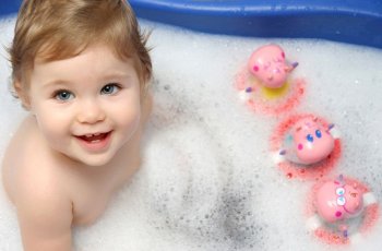 Empat Tips Membuat Suasana Mandi Anak Agar Tidak Membosankan