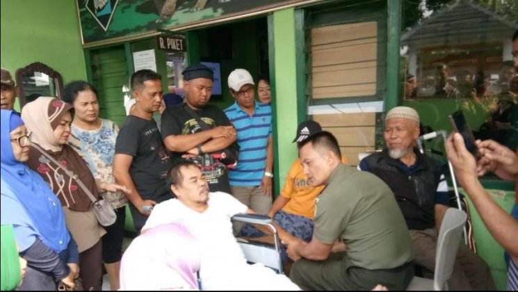 Mat Solar bertemu Komandan Koramil 2101/Sukaraja, Kabupaten Bogor, Kapten (Inf) Tatang Taryono. (Youtube/@Reynaldi Rizky)