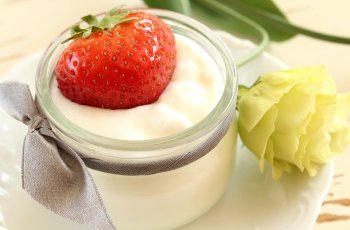 Percantik Wajah dan Rambut dengan Greek Yoghurt