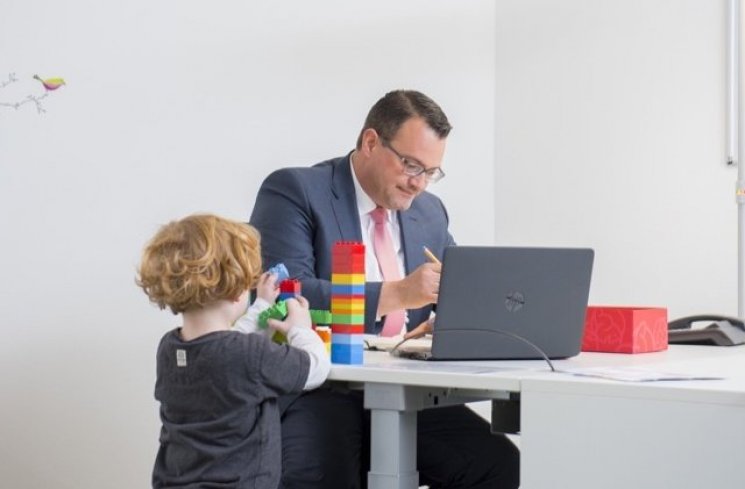 Ilustrasi membawa anak ke kantor (engineered.thyssenkrupp)