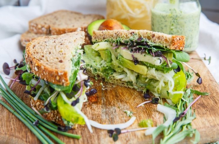 Sandwich dengan microgreens. (closetcookings)