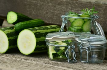 Lima Makanan Kaya Air yang Membantumu Tetap Terhidrasi