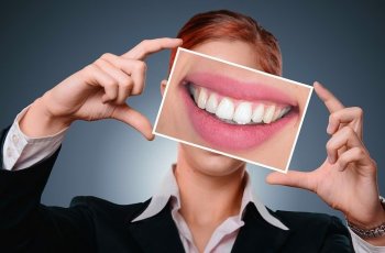 Memutihkan Gigi Pakai Produk Pemutih Gigi, Aman Tidak sih?