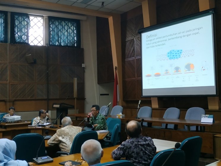 Prof. I Ketut Adnyana, M.Si., Ph.D saat menyampaikan hasil kajiannya mengenai obat herbal pelawan sel kanker. (Dok. ITB)