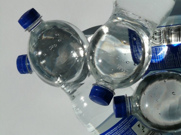 Ilustrasi botol plastik. (pixabay)