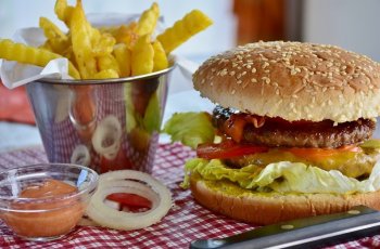 Catat, Ini 3 Makanan yang Harus Dihindari Saat Menstruasi