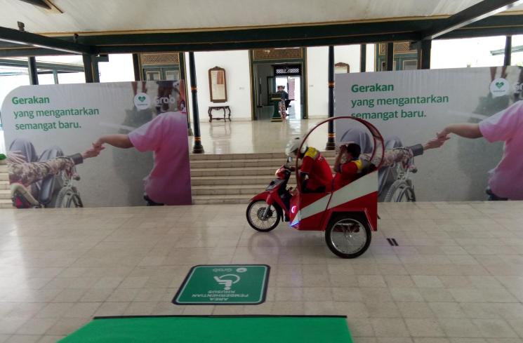 Transportasi yang digunakan Difa Bike.