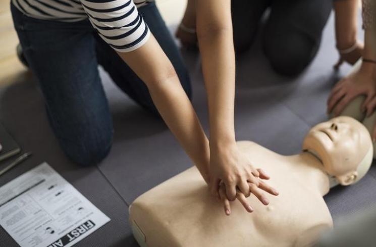 Ilustrasi tindakan kompresi Cardiopulmonary Resuscitation (CPR). (unsplash)