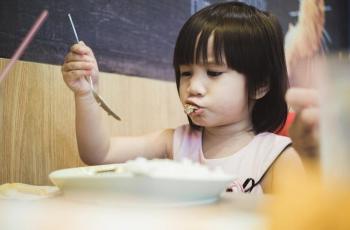 Ilustrasi anak sedang makan. (unsplash)